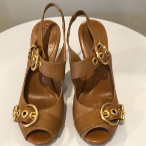 BCBGMAXAZRIA shoes size 8 tan with wood heel